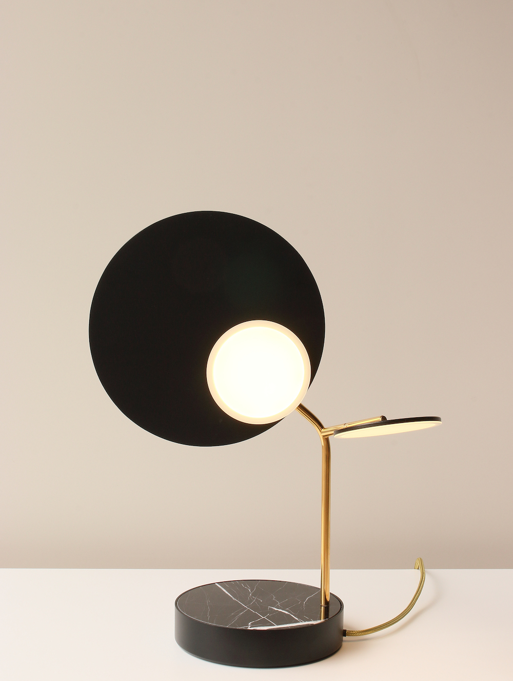 Lampe à poser Ballon noir LED au design scandinave par Tunto